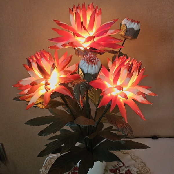 Galda lampa "DĀLIJAS"