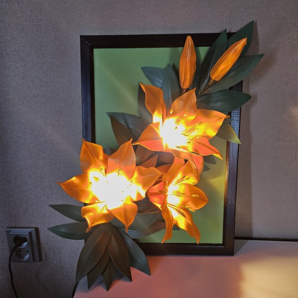 Sienas lampa "LILIJAS" rāmītī