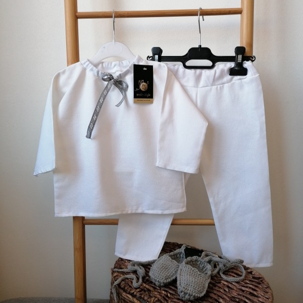 Balts lina krekls un lina bikses.