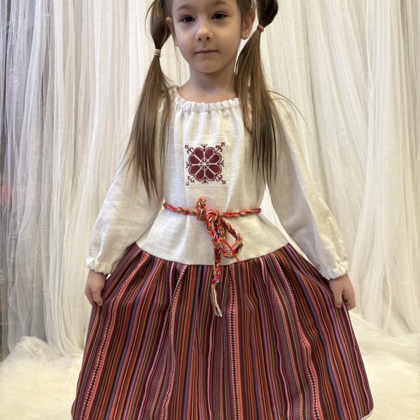 Lina kleita ar izšuvumu.