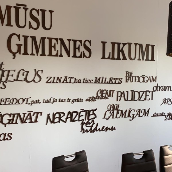 Sienas teksts "Mūsu ģimenes likumi"