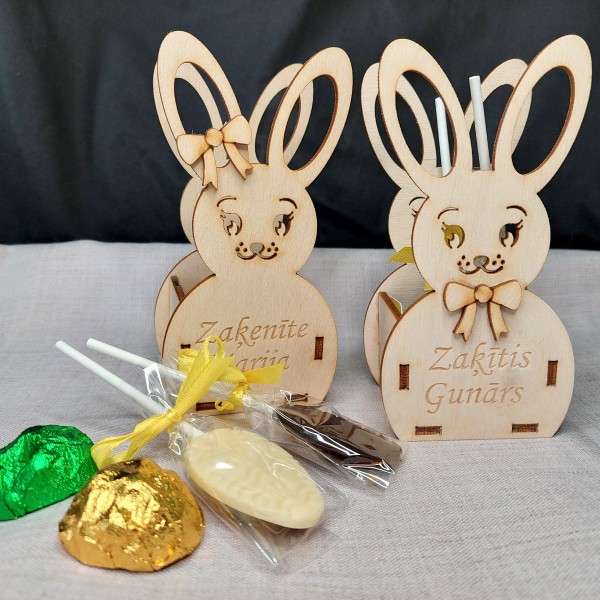 Personalizēts koka zaķis ar šokolādi – Lieldienu dāvana