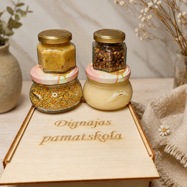 Personalizēta koka dāvanu kaste ar bišu produktiem un gravējumu