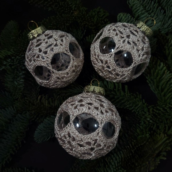 Eglīšu rotājumi gaišā smilškrāsā