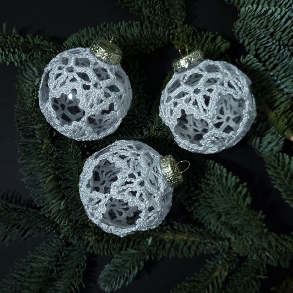 Eglīšu rotājumi balti