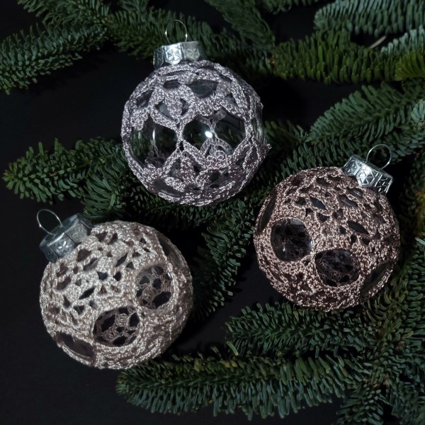 Eglīšu rotājumi pelēcīgos toņos