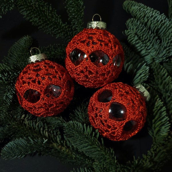 Eglīšu rotājumi koši sarkani