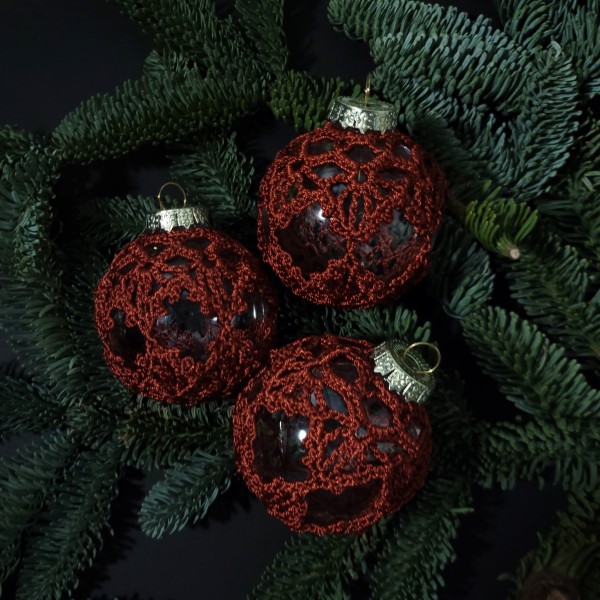 Eglīšu rotājumi bordo