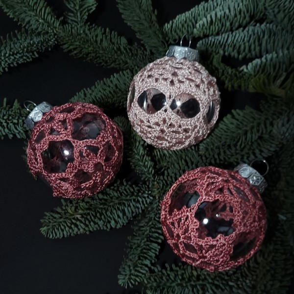 Eglīšu rotājumi rozā