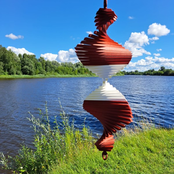 Vēja virpulis Latvijas karoga krāsās