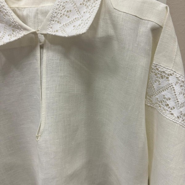 Tautiskais krekls ar mežģīnēm plecos, apkaklei un  aprocēm.