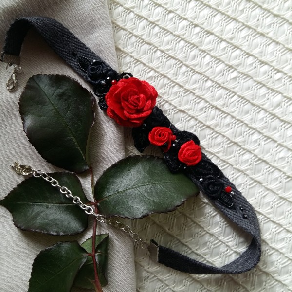 Kaklarota- choker ,, ... dūmu mākoņos rozes pumpurs..."