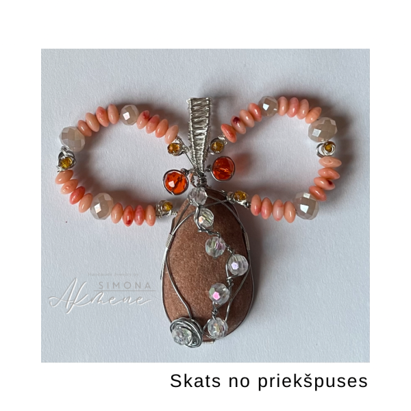 Akmens kulons ar pērlēm
