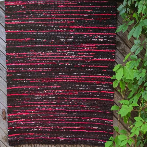 Austs grīdas celiņš -,,Uguns un nakts"- melns ar sarkaniem akcentiem, 85cm x 142cm