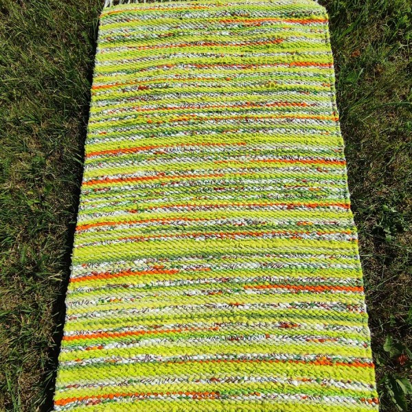 Mazs austs grīdas celiņš - ..Šreks'' zaļos toņos ar dzīvespriecīgiem akcentiem -60cm x 109cm