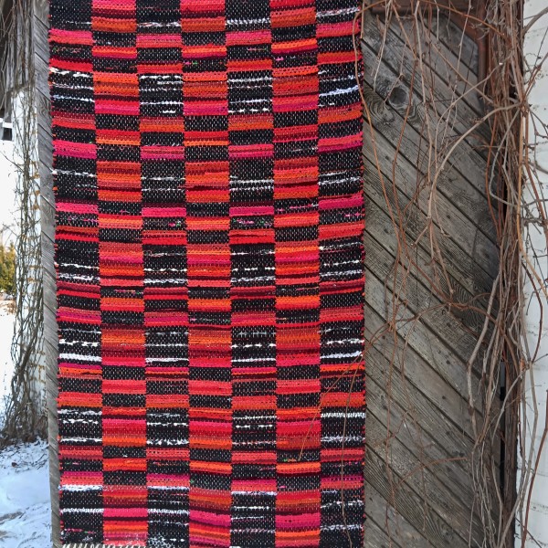Austs paklājs , melns sārts rūtainis -90cm x 215 cm