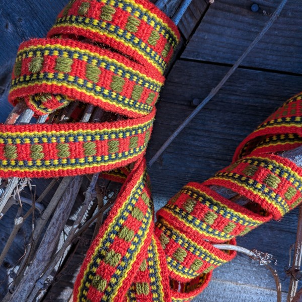 Jaunpiebalgas sarkanā tautiskā ziedainā josta