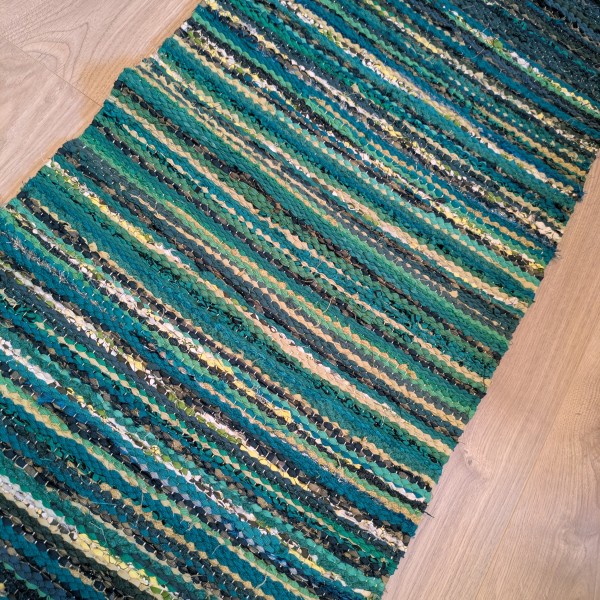 Mazs Austs paklājs zaļos un zilzaļos  toņos, izmērs-51cm x 139 cm