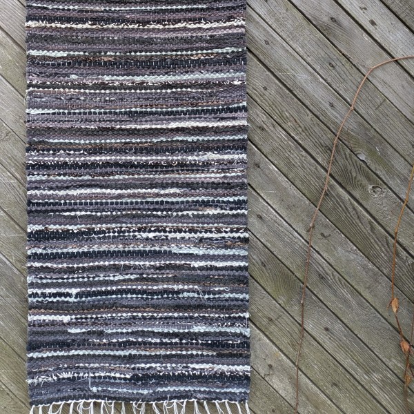 Šaurs un garš austs paklājs pelēki melnos  toņos, izmērs-51cm x 224 cm