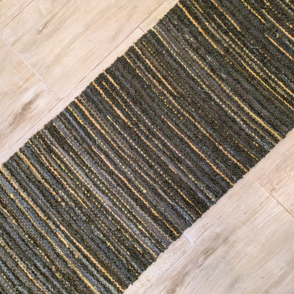 Šaurs un garš austs paklājs ,,gailenītes sūnās" , izmērs-53 cm x 247 cm