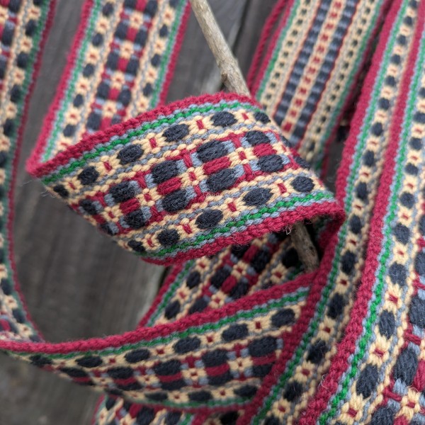 Austa Rencēnu tautiskā ziedainā josta Nr 1. melnā, sarkanā , krēma, zaļā un pelēkā krāsā.