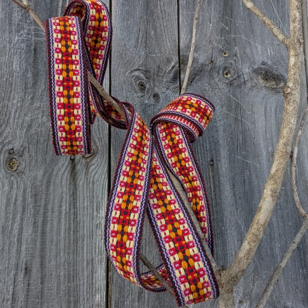 Cēsu tautiskā ziedainā josta Nr. 1 melnā, oranžā, sarkanā , lillā, un bāli dzeltenā krāsā.