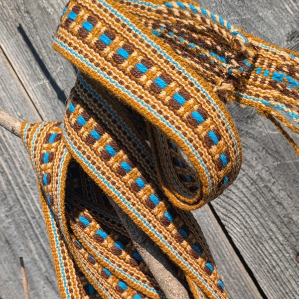 Oļu tautiskā ziedainā josta, pēc Madonas muzeja parauga.