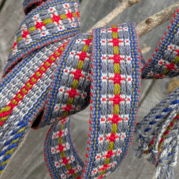 Austa Rencēnu tautiskā ziedainā josta Nr 3.  sarkanā , zaļā un pelēkā krāsā.