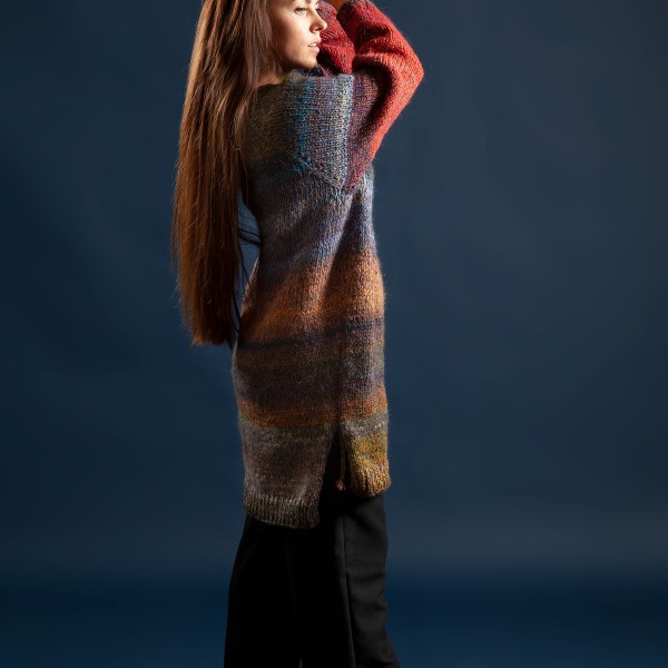Džemperis no daudzkrāsainas dzijas rudens nokrāsās no dažādu nokrāsu dabisku šķiedru dzijas