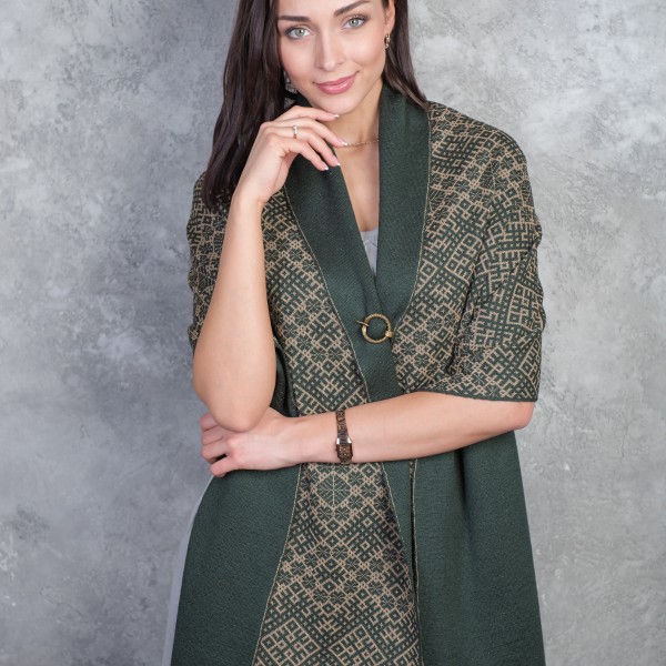 Plecu lakats meža zaļš ar smilšu krāsas tautisku rakstu no mīkstas merino dzijas