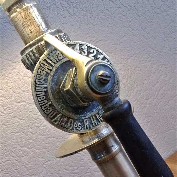 Misiņa galda lampa