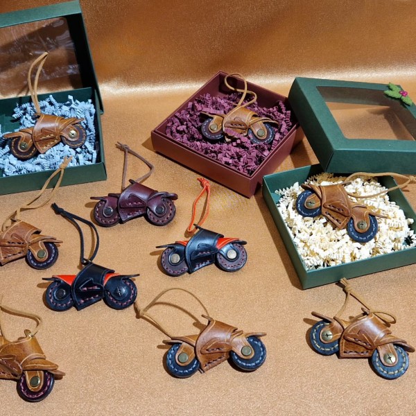 Dabīgās ādas piekariņš motocikla formā