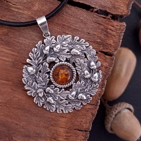 Kulons "Ozola lapas" no 925 oksidēta sudraba ar dzintaru.