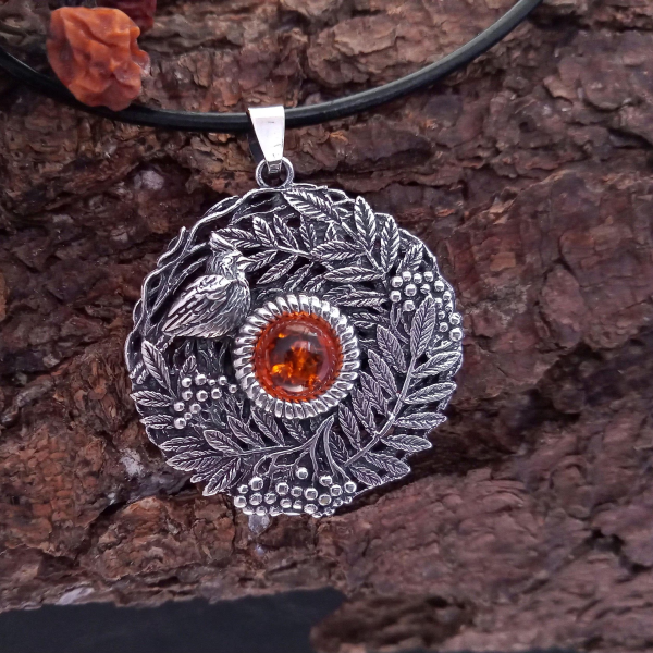 Kulons "Pīlādžu zāri" no 925 oksidēta sudraba ar dzintaru.