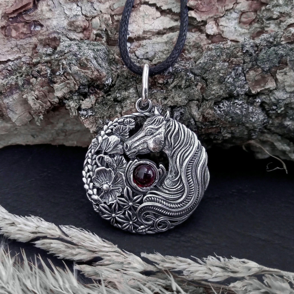 Kulons "Laimes zirgs" no 925 oksidēta sudraba ar granātu.