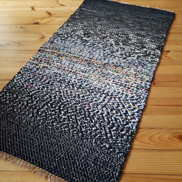 Melni raibs grīdas celiņš toņu pārejās 1.24m x 0.63m