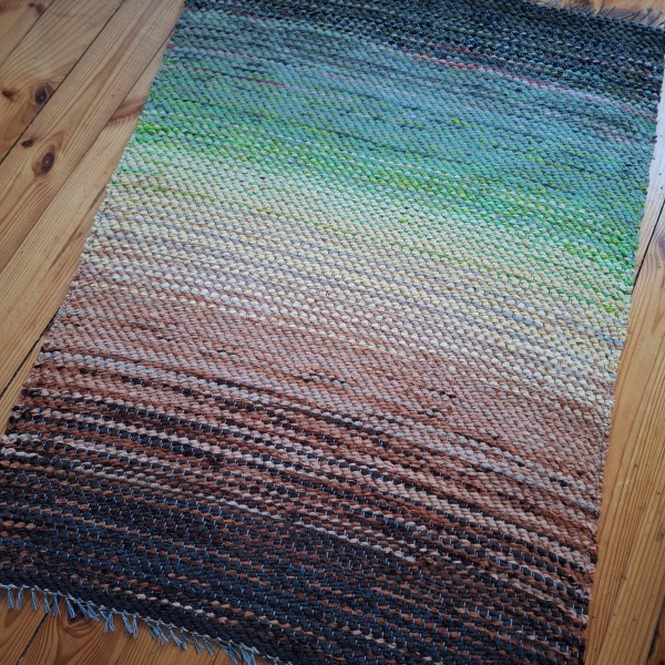 Paklājiņš dabas toņu pārejās