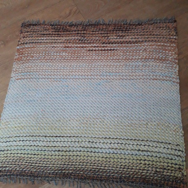 Mazs sirsnīgs paklājiņš siltos toņos