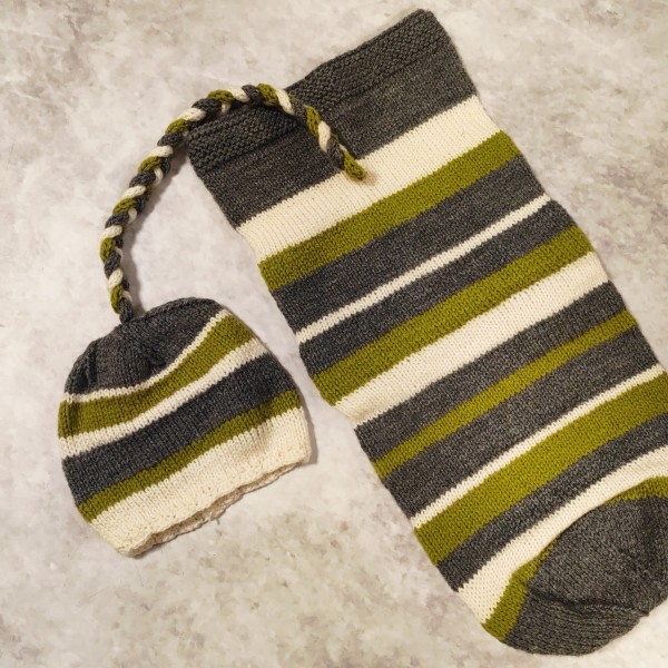 Zīdaiņu kokons ar cepurīti