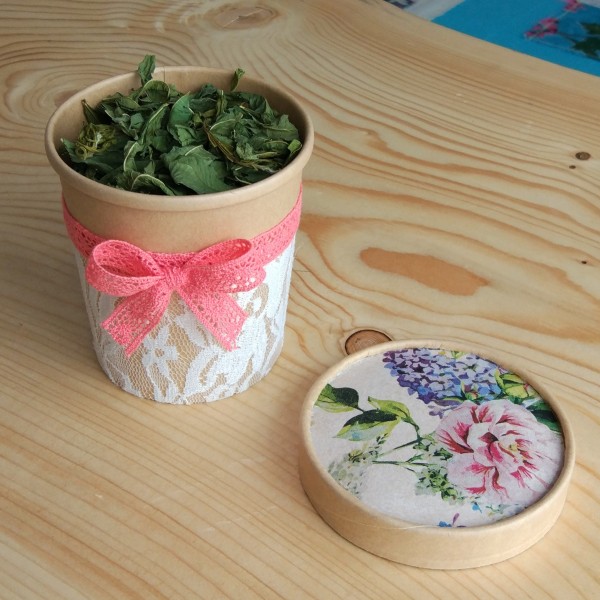 Mazā tējas kastīte ar dekupētu vāciņu (roze un ceriņi)