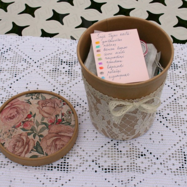 Vidējā tējas kaste ar dekupāžu (old rose)