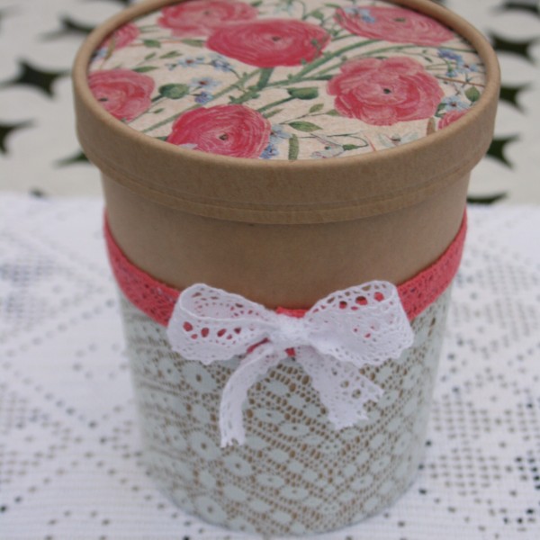 Vidējā tējas kaste ar dekupāžu (rozes ar košo lenti)