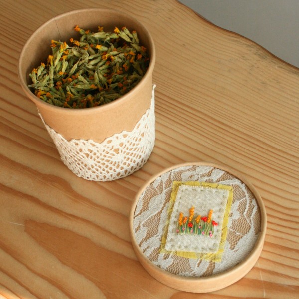 Mazā tējas kastīte ar izšuvumu (raibā pļava)