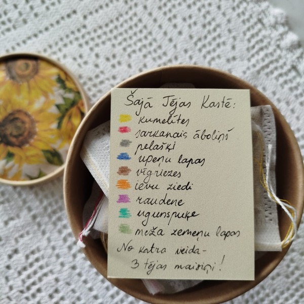 Vidējā tējas kaste ar dekupāžu (saulespuķes)