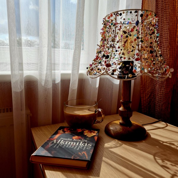 Pērļota galda lampa