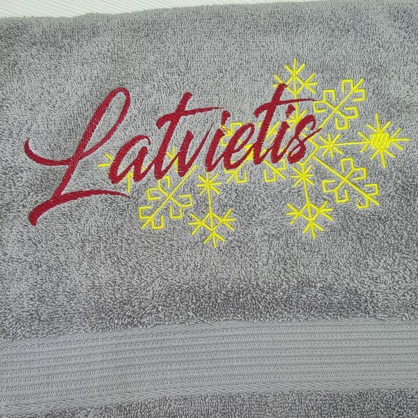 Izšūts vannas dvielis, Latvietis/-te vai vārds