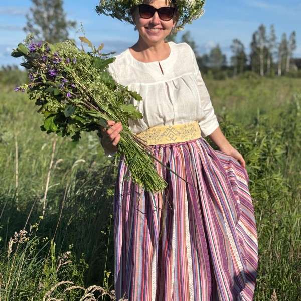 Stilizēti tautiskie svārki, maigi rozīgie