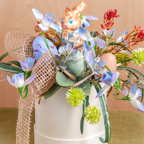 Galda dekors Lieldienām ar keramikas zaķi.