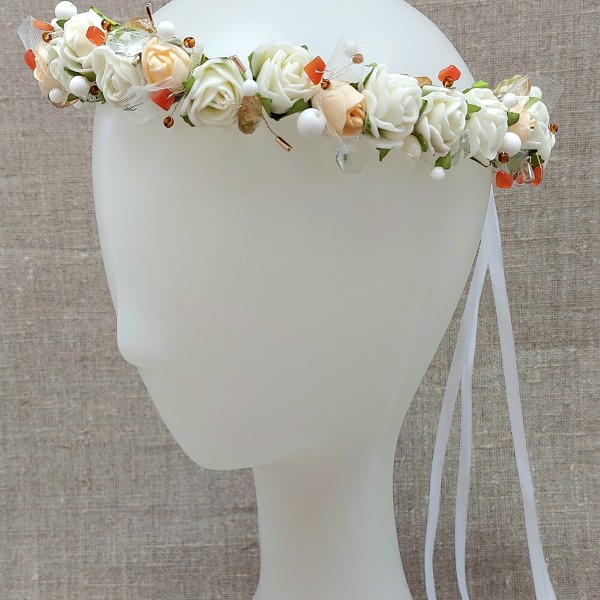 Mākslīgo ziedu un pērļu vainadziņš