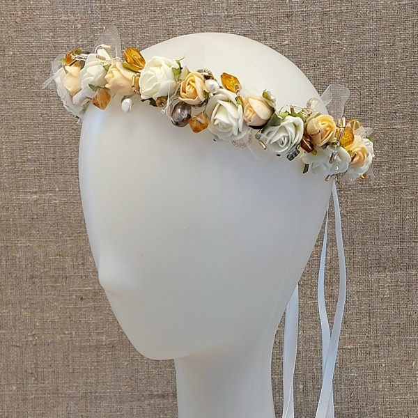 Mākslīgo ziedu un pērļu vainadziņš